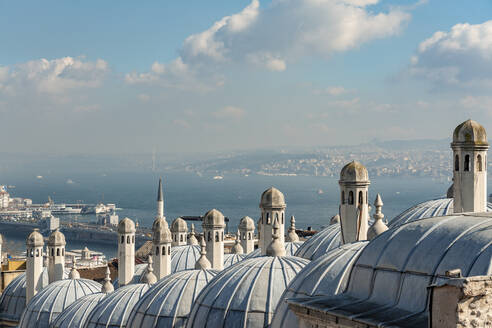 Türkei, Istanbul, Bosporus und asiatisches Istanbul von der Süleymaniye-Moschee aus - ISF25242