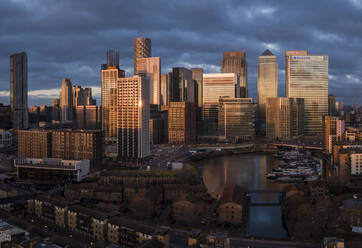 UK, London, Luftaufnahme von Canary Wharf in der Morgendämmerung - ISF25248