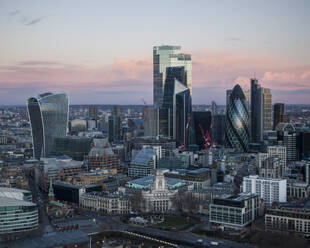 UK, London, Luftaufnahme der City-Wolkenkratzer in der Morgendämmerung - ISF25250