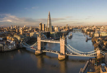 UK, London, Luftaufnahme der Tower Bridge über der Themse bei Sonnenuntergang - ISF25251