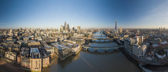 UK, London, Luftaufnahme der Innenstadt und der Themse bei Sonnenuntergang - ISF25252