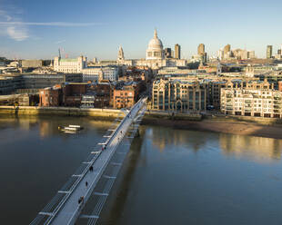 UK, London, Luftaufnahme einer Fußgängerbrücke über die Themse - ISF25253