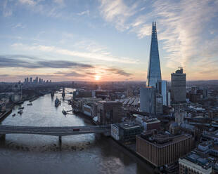 UK, London, Luftaufnahme des Shard-Gebäudes und der Themse in der Morgendämmerung - ISF25254