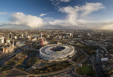 UK, London, Luftaufnahme Das Olympiastadion bei Sonnenuntergang - ISF25256