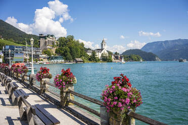 Österreich, St. Wolfgang im Salzkammergut, Promenade und Gebäude am Wolfgangsee - ISF25258