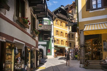 Österreich, St. Wolfgang im Salzkammergut, Geschenkeläden in der Altstadt - ISF25261