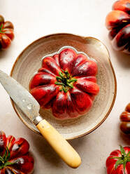 Nahaufnahme von mehreren roten Tomaten auf einem weißen Tisch - ADSF31022