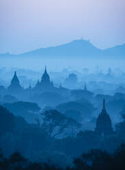 Myanmar, Bagan, Blick auf Tempel im Morgennebel - ISF25273