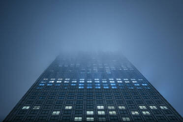 UK, London, HSBC Tower im Nebel in der Abenddämmerung von unten gesehen - ISF25277