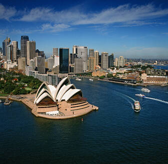 Australien, Sydney, Luftaufnahme Sydney Opernhaus und Wolkenkratzer - ISF25291
