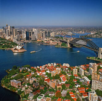 Australien, Sydney, Luftaufnahme von Stadt und Bucht - ISF25292