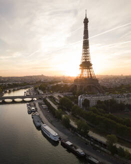 Frankreich, Paris, Eiffelturm und Seine bei Sonnenuntergang - ISF25297