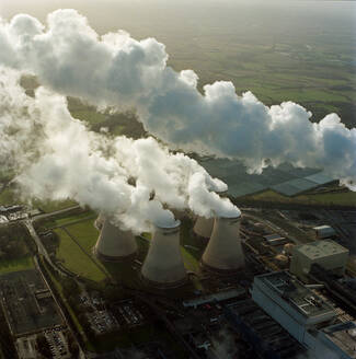 UK, North Yorkshire, Luftaufnahme des Dampfes, der aus demÊDraxÊPower Station aufsteigt - ISF25317