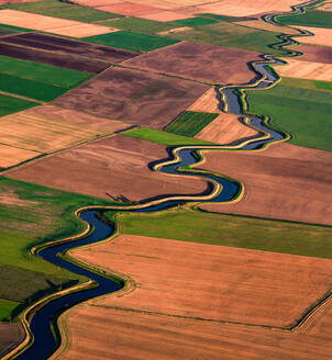 UK, Lytham St. Annes, Luftaufnahme eines sich durch Felder schlängelnden Flusses - ISF25320