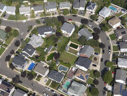 USA, New York, Luftaufnahme von Vorstadthäusern bei The Heights, New Jersey - BCDF00611