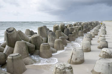 Tetrapode im Meer auf der Insel Sylt - HLF01265