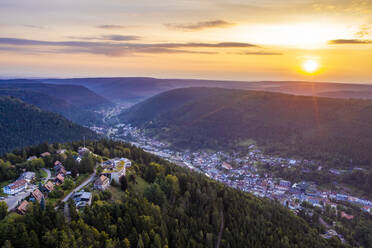 Deutschland, Baden-Württemberg, Bad Wildbad, Luftaufnahme der Stadt im Schwarzwald bei Sonnenuntergang - WDF06622