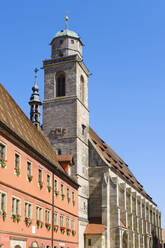 Deutschland, Bayern, Dinkelsbuhl, Glockenturm des Münsters St. Georg gegen klaren Himmel - WIF04445