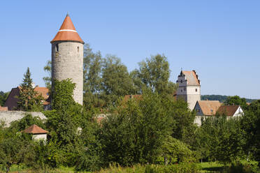 Deutschland, Bayern, Dinkelsbuhl, Historische Stadt im Sommer mit Grünem Turm im Vordergrund - WIF04447
