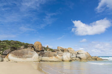 Himmel über Felsblöcken an einem sandigen Küstenstrand im Sommer, Australien - FOF12215