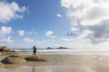 Männlicher Tourist, der Fotos am Sandstrand des Indischen Ozeans macht, Australien - FOF12217