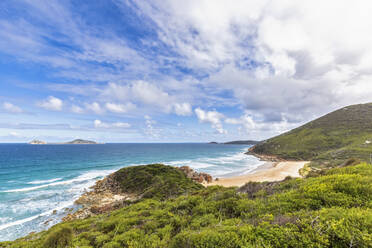 Wolken über dem Küstenstrand des Indischen Ozeans im Sommer, Australien - FOF12225