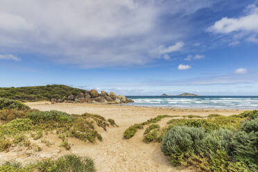 Wolken über dem Küstenstrand des Indischen Ozeans im Sommer, Australien - FOF12227