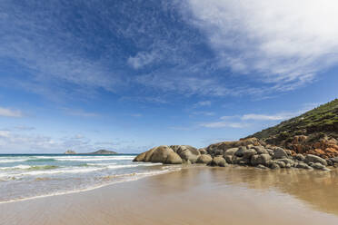 Himmel über sandigem Küstenstrand im Sommer mit Felsbrocken im Hintergrund, Australien - FOF12228