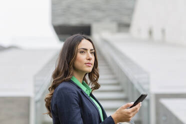 Junge Frau mit Smartphone in der Hand - EIF02172