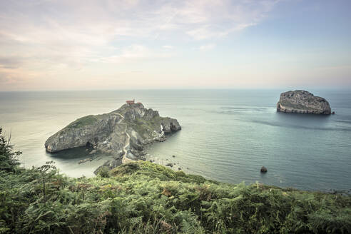 Spanien, Biskaya, Bermeo, Insel Gaztelugatxe in der Abenddämmerung - FCF01994