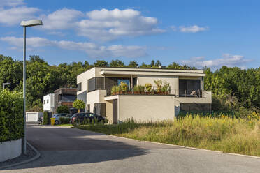 Deutschland, Baden-Württemberg, Waiblingen, Einfahrt eines modernen energieeffizienten Vorstadthauses - WDF06630