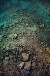 Durch kristallklares Seewasser sichtbare Felsen - ACPF01359