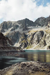 Ufer eines abgelegenen Bergsees, Midi-Pyrenäen, Frankreich - ACPF01360