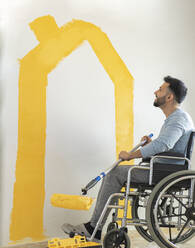 Mann mit Behinderung schaut auf die Wand, während er im Rollstuhl sitzt - JCCMF04222