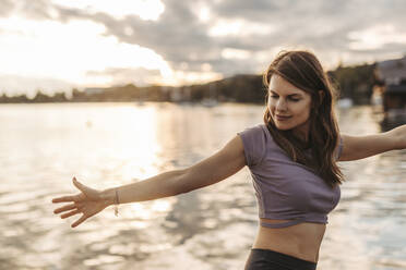 Mid erwachsene Frau mit braunen üben Yoga am See - DAWF02062