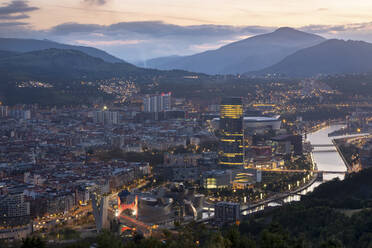 Spanien, Biskaya, Bilbao, Stadt am Fluss in der Abenddämmerung - FCF02002