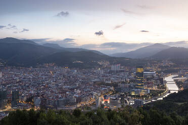 Spanien, Biskaya, Bilbao, Stadt am Fluss in der Abenddämmerung - FCF02003