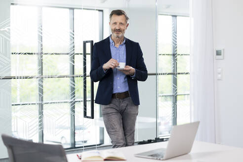 Geschäftsmann beim Kaffee im Büro - FKF04396