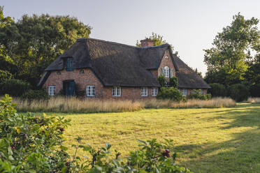 Deutschland, Schleswig-Holstein, Sylt, Braderup, Rustikales Backsteinhaus mit Reetdach - KEBF02035