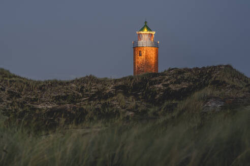 Grasbewachsene Steilküste mit dem Leuchtturm Rotes Kliff im Hintergrund - KEBF02039