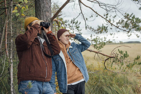 Vater und Sohn beobachten Vögel im Wald - VPIF05143