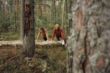 Mann trainiert mit Sohn im Wald - VPIF05165