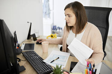 Businesswoman working on computer at desk - ZEDF04274