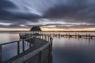 Deutschland, Schleswig-Holstein, Hemmelsdorf, Wolken über der Vogelplattform Hemmelsdorfer See in der Abenddämmerung - KEBF02053