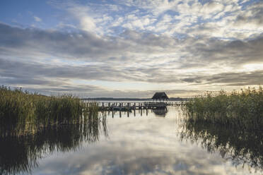 Deutschland, Schleswig-Holstein, Hemmelsdorf, Wolkenspiegelung im Hemmelsdorfer See in der Abenddämmerung - KEBF02061