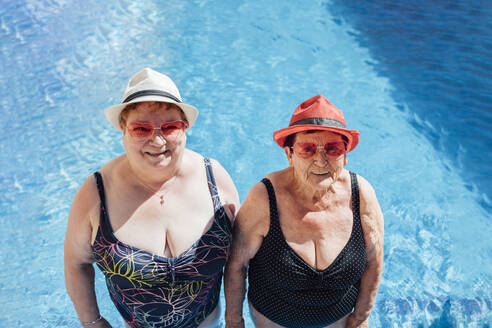 Lächelnde ältere Frauen im Wasser während des Sommers - EGHF00193