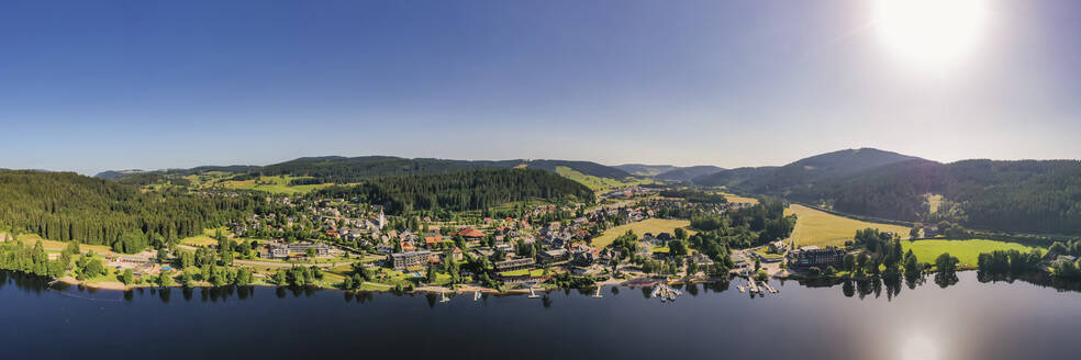 Deutschland, Baden-Württemberg, Titisee-Neustadt, Luftbildpanorama der Sonne über dem Dorf am Ufer des Titisees - WDF06634