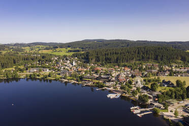 Deutschland, Baden-Württemberg, Titisee-Neustadt, Luftaufnahme des Dorfes am Ufer des Titisees - WDF06635