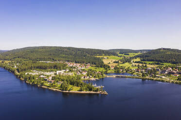 Deutschland, Baden-Württemberg, Luftaufnahme eines Dorfes am Ufer des Schluchsees - WDF06636