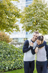 Glücklicher Mann hält die Hand seiner Freundin im Park - IFRF01162